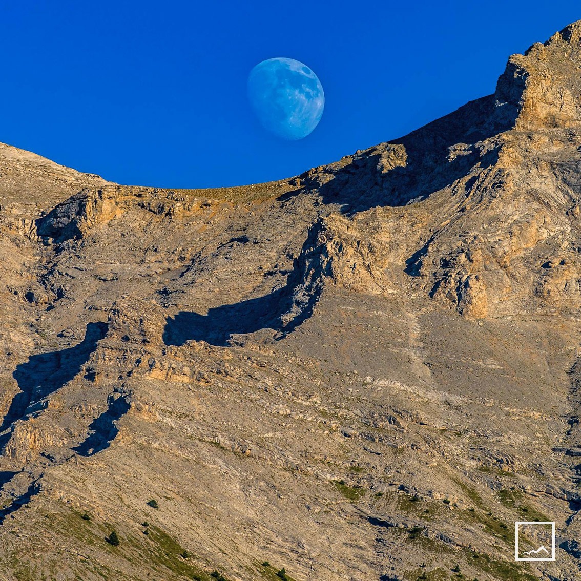 Moon over the peaks of Mount Olympus.
Φεγγάρι πάνω από τις κορυφές του Ολύμπου.

📸 Photo by @gianniszarzonis
Official tag: #themountolympus

#mountolympus #moonrise #olympuspeaks #exploregreece #naturephotography #greekmountains