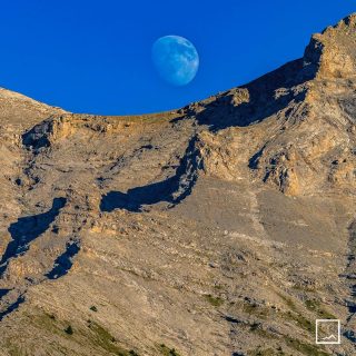Moon over the peaks of Mount Olympus.
Φεγγάρι πάνω από τις κορυφές του Ολύμπου.

📸 Photo by @gianniszarzonis
Official tag: #themountolympus

#mountolympus #moonrise #olympuspeaks #exploregreece #naturephotography #greekmountains