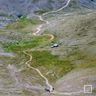 Heading to Christaki refuge on Mount Olympus.
Προς το καταφύγιο Χριστάκη, στον θεσσαλικό Όλυμπο.

📸 Photo by @gianniszarzonis
Official tag: #themountolympus

#mountolympus #christakirefuge #4x4trail #olympusmountain #exploregreece #thessaly #offroadadventure #elassona #visitelassona