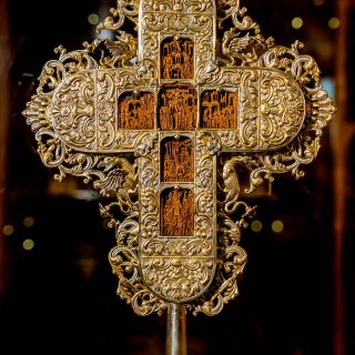 Epitaph cross with micro-sculpted scenes from the Monastery of Agios Dionysios. Exhibited at the Ecclesiastical Museum of Litohoro.

Επιτάφιος σταυρός με μικρογλυπτικές σκηνές από τη Μονή Αγίου Διονυσίου του Ολύμπου. Φιλοξενείται στο Εκκλησιαστικό Μουσείο Λιτοχώρου.

📸 Photo by @gianniszarzonis
Official tag: #themountolympus

#mountolympus #litohoro #saintdionysios #ecclesiasticalart #orthodoxheritage #greekculture #byzantinelegacy