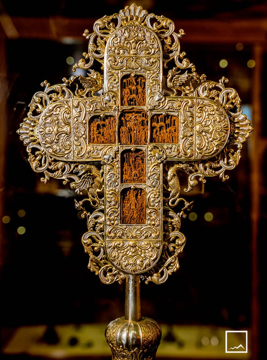Epitaph cross with micro-sculpted scenes from the Monastery of Agios Dionysios. Exhibited at the Ecclesiastical Museum of Litohoro.

Επιτάφιος σταυρός με μικρογλυπτικές σκηνές από τη Μονή Αγίου Διονυσίου του Ολύμπου. Φιλοξενείται στο Εκκλησιαστικό Μουσείο Λιτοχώρου.

📸 Photo by @gianniszarzonis
Official tag: #themountolympus

#mountolympus #litohoro #saintdionysios #ecclesiasticalart #orthodoxheritage #greekculture #byzantinelegacy